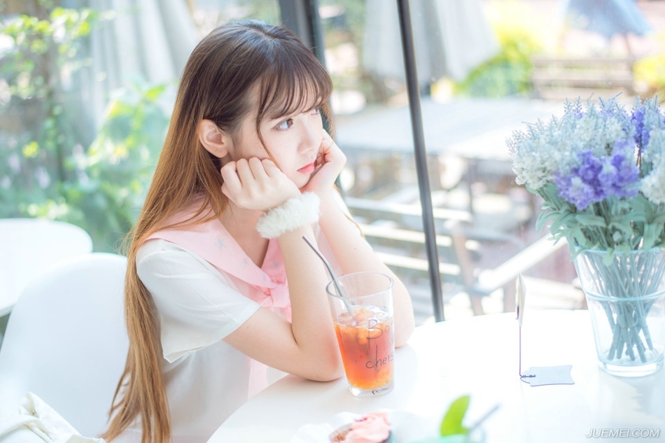 如果说生活是一种姿态，我宁愿选择冷漠;如果说对待一份感情，包括友情和亲情，我宁愿选择冷淡无情。可惜人总非草木，往往总在交叉处令你左右为难!人总喜欢在利益面前根根计较，总为利益去伤害彼此间的感情!这难道就是人生存的本能吗?人生就这么讽刺吗?你不找事，事找上你，会有水落石出的一天!也许这只是一场闹剧，因为我不相信它能凭空消失。人心怎么说呢?穷，会被瞧不起，会被亲情冷漠。富，身边的都是荣耀奉承。
